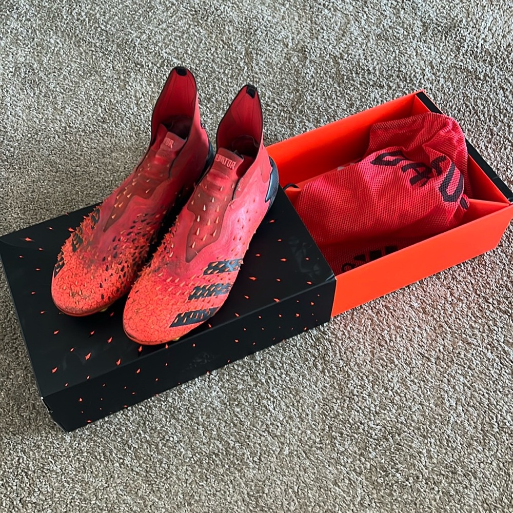 SUPER RARE - PREDATOR FREAK + FIRM GROUND SOCCER CLEATS with box and shoe bag